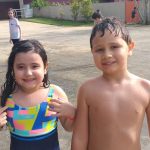 Crianças se refrescam na brincadeira com água, na colônia Super Férias