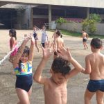 Crianças se refrescam na brincadeira com água, na colônia Super Férias