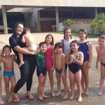 Crianças se refrescam na brincadeira com água, na colônia Super Férias