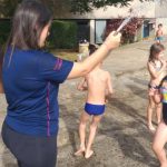 Crianças se refrescam na brincadeira com água, na colônia Super Férias