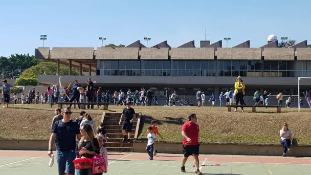 Famílias e alunos no pátio externo durante a homenagem aos pais