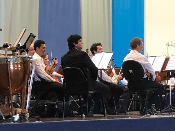 Orquestra Sinfônica de Campinas tocando durante a apresentação no ginásio