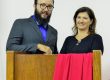 Professor e professora atrás do púlpito na Noite de Premiação