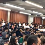 Alunos e convidados no auditório na Semana de Nossa Senhora do Calvário