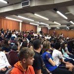 Alunos e convidados no auditório na Semana de Nossa Senhora do Calvário