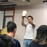 Alunos apresentam no palco durante a Semana de Nossa Senhora do Calvário