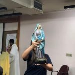Alunos apresentam no palco durante a Semana de Nossa Senhora do Calvário