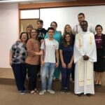 Alunos apresentam no palco durante a Semana de Nossa Senhora do Calvário