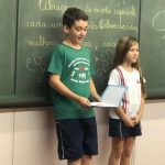 Participantes da Semana de Nossa Senhora do Calvário reunidos no colégio