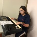 Alunos apresentam no palco durante a Semana de Nossa Senhora do Calvário