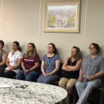 Participantes da Semana de Nossa Senhora do Calvário reunidos no colégio