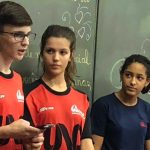 Alunos apresentam no palco durante a Semana de Nossa Senhora do Calvário