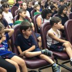Alunos e convidados no auditório na Semana de Nossa Senhora do Calvário
