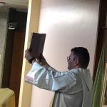 Alunos apresentam no palco durante a Semana de Nossa Senhora do Calvário