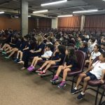 Alunos e convidados no auditório na Semana de Nossa Senhora do Calvário