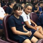 Alunos e convidados no auditório na Semana de Nossa Senhora do Calvário
