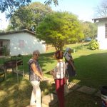 Participantes na área verde da chácara durante a Festa de Nossa Senhora do Calvário