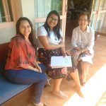 Participantes na área verde da chácara durante a Festa de Nossa Senhora do Calvário