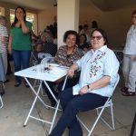 Participantes reunidos às mesas no encontro da Festa de Nossa Senhora do Calvário