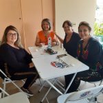 Participantes reunidos às mesas no encontro da Festa de Nossa Senhora do Calvário