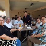 Participantes reunidos às mesas no encontro da Festa de Nossa Senhora do Calvário