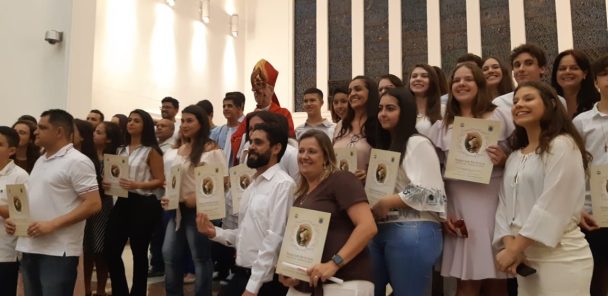 Crismandos reunidos com seus certificados após a celebração do Sacramento da Crisma
