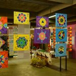 Estande com os trabalhos dos alunos na exposição da Semana Cultural