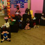 Estande com os trabalhos dos alunos na exposição da Semana Cultural