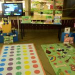 Estande com os trabalhos dos alunos na exposição da Semana Cultural