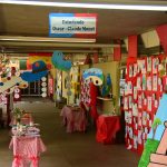 Estande com os trabalhos dos alunos na exposição da Semana Cultural
