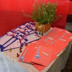 Estande com os trabalhos dos alunos na exposição da Semana Cultural