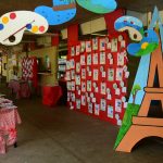 Estande com os trabalhos dos alunos na exposição da Semana Cultural