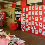 Estande com os trabalhos dos alunos na exposição da Semana Cultural