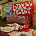 Estande com os trabalhos dos alunos na exposição da Semana Cultural