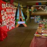 Estande com os trabalhos dos alunos na exposição da Semana Cultural