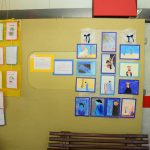 Estande com os trabalhos dos alunos na exposição da Semana Cultural