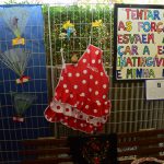 Estande com os trabalhos dos alunos na exposição da Semana Cultural