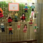 Estande com os trabalhos dos alunos na exposição da Semana Cultural
