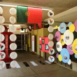 Estande com os trabalhos dos alunos na exposição da Semana Cultural
