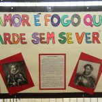 Estande com os trabalhos dos alunos na exposição da Semana Cultural