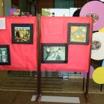 Estande com os trabalhos dos alunos na exposição da Semana Cultural