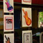 Estande com os trabalhos dos alunos na exposição da Semana Cultural
