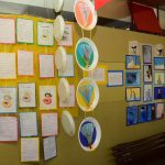 Estande com os trabalhos dos alunos na exposição da Semana Cultural