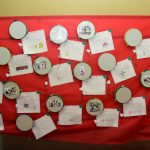 Estande com os trabalhos dos alunos na exposição da Semana Cultural