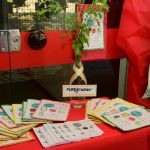 Estande com os trabalhos dos alunos na exposição da Semana Cultural