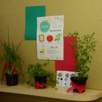 Estande com os trabalhos dos alunos na exposição da Semana Cultural