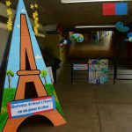 Estande com os trabalhos dos alunos na exposição da Semana Cultural