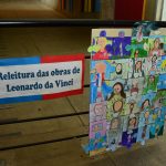 Estande com os trabalhos dos alunos na exposição da Semana Cultural