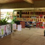 Estande com os trabalhos dos alunos na exposição da Semana Cultural