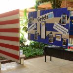 Estande com os trabalhos dos alunos na exposição da Semana Cultural